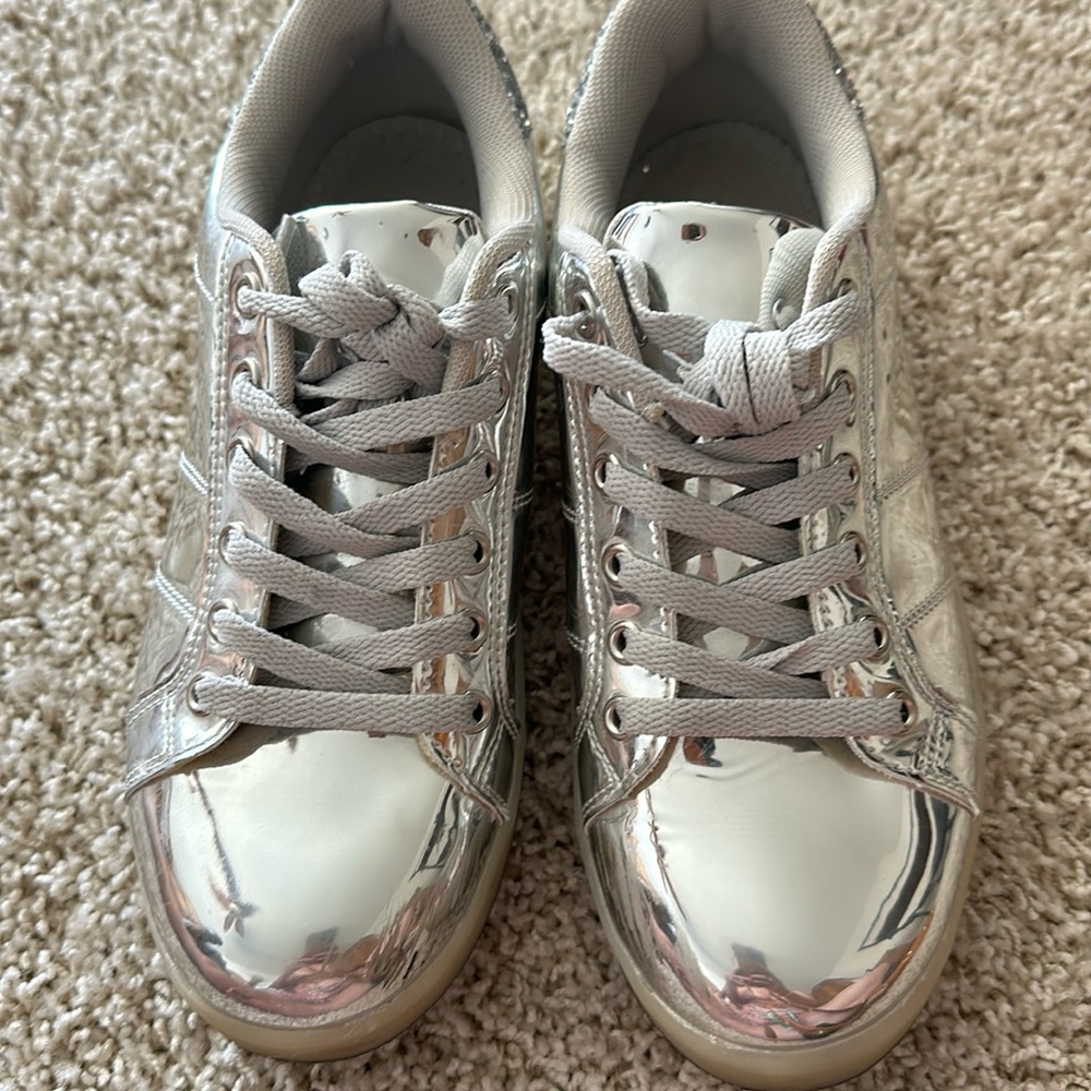 Chrome, soles light up! shoes with glitter detail